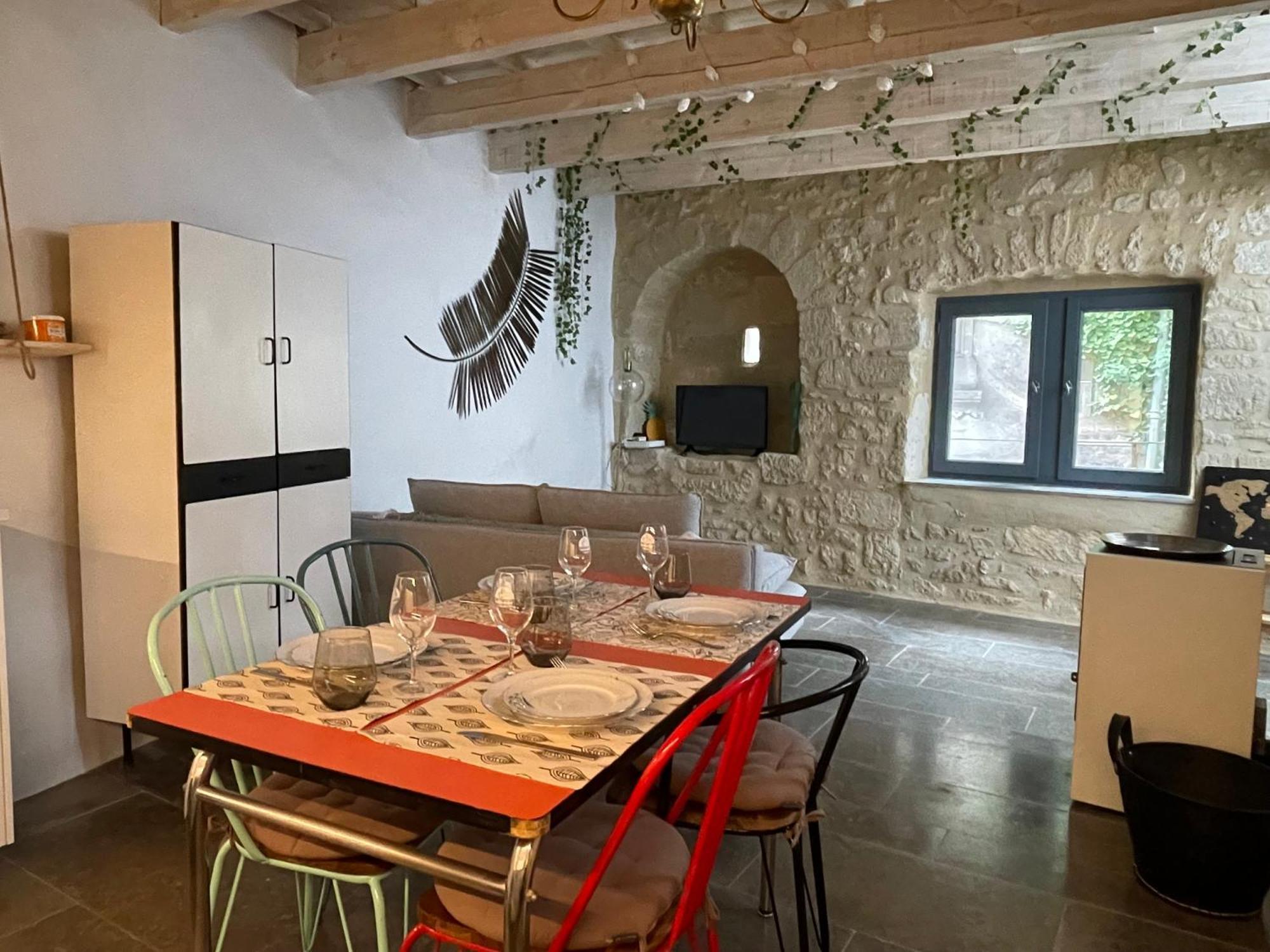 Charmante Maison De Village Collias Bagian luar foto